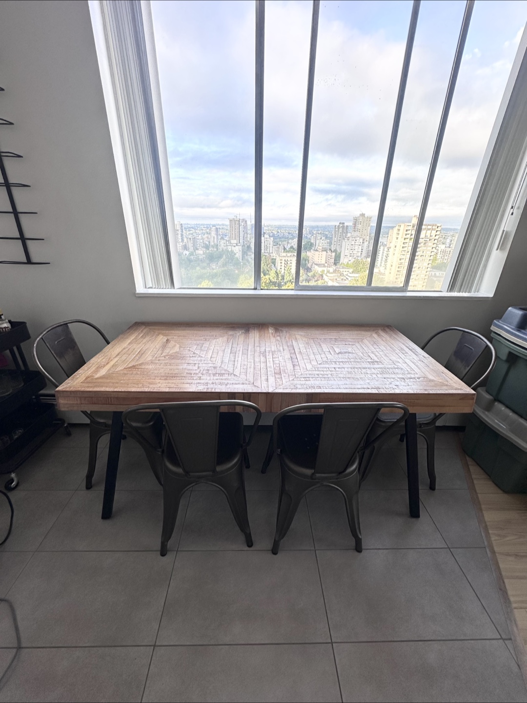 ZAK Dining Table and Metal Chairs (Structube)