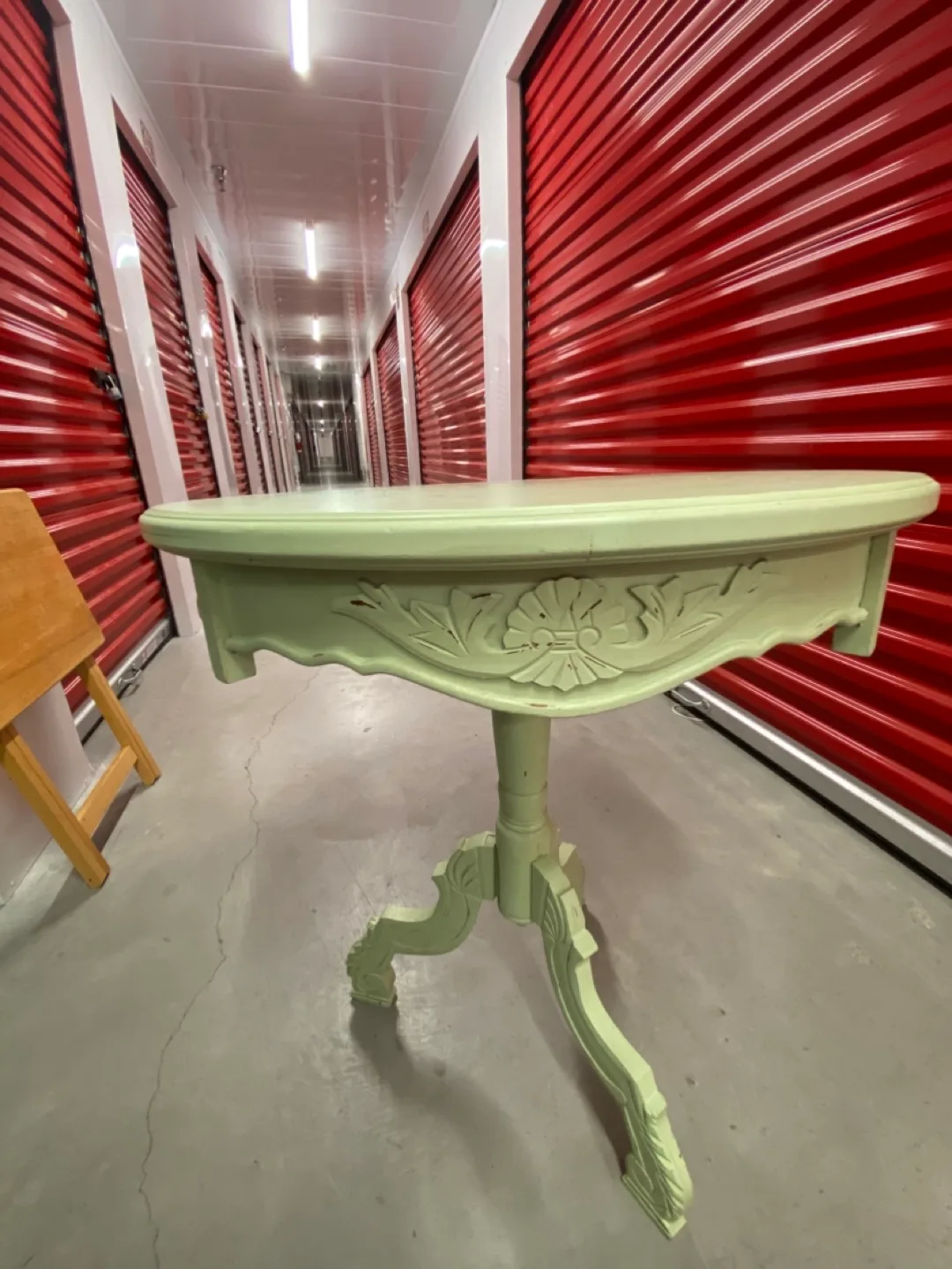 Vintage Style Round Accent Table image indicator(3)