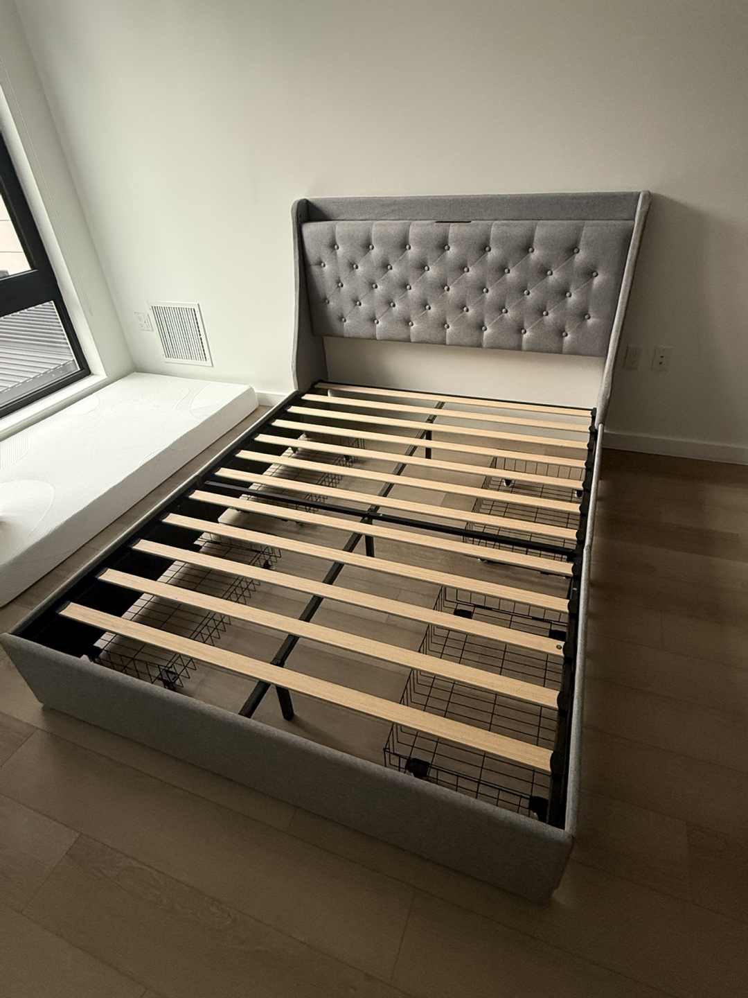 Feonase Bed Frame with 4 Storage Drawers (Queen)
