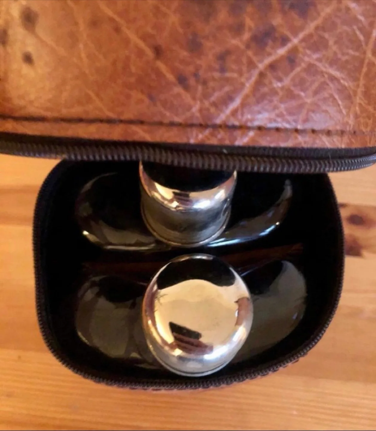 Vintage Twin Flask Set with Leather Case image indicator(2)
