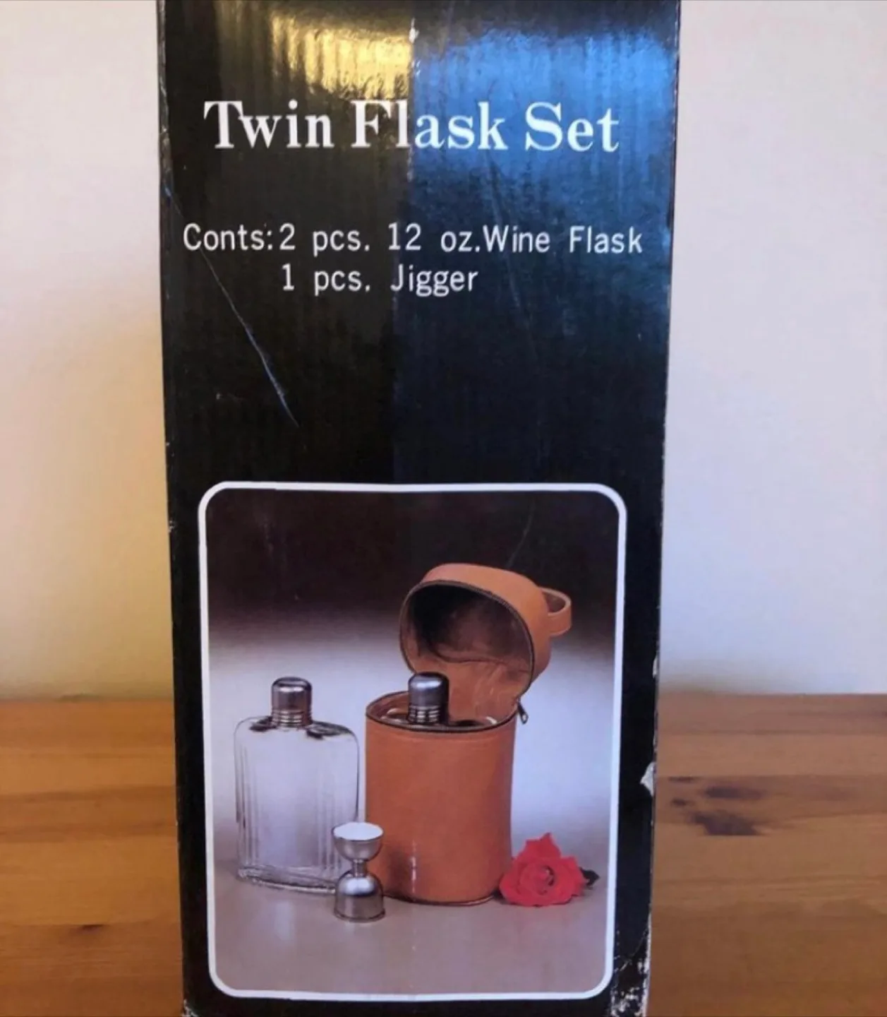 Vintage Twin Flask Set with Leather Case image indicator(5)