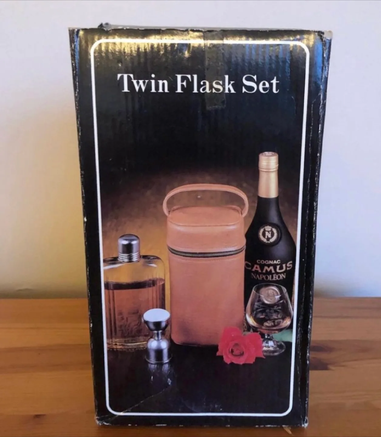 Vintage Twin Flask Set with Leather Case image indicator(4)