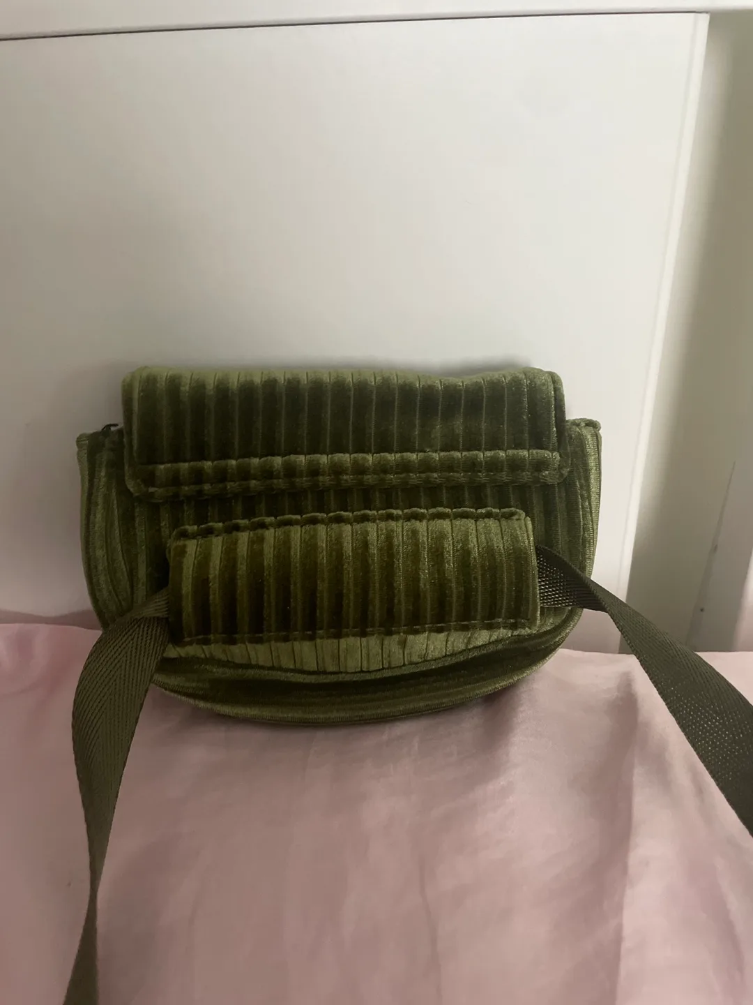 Fable England Green Velvet Bee Crossbody Bag image indicator(2)