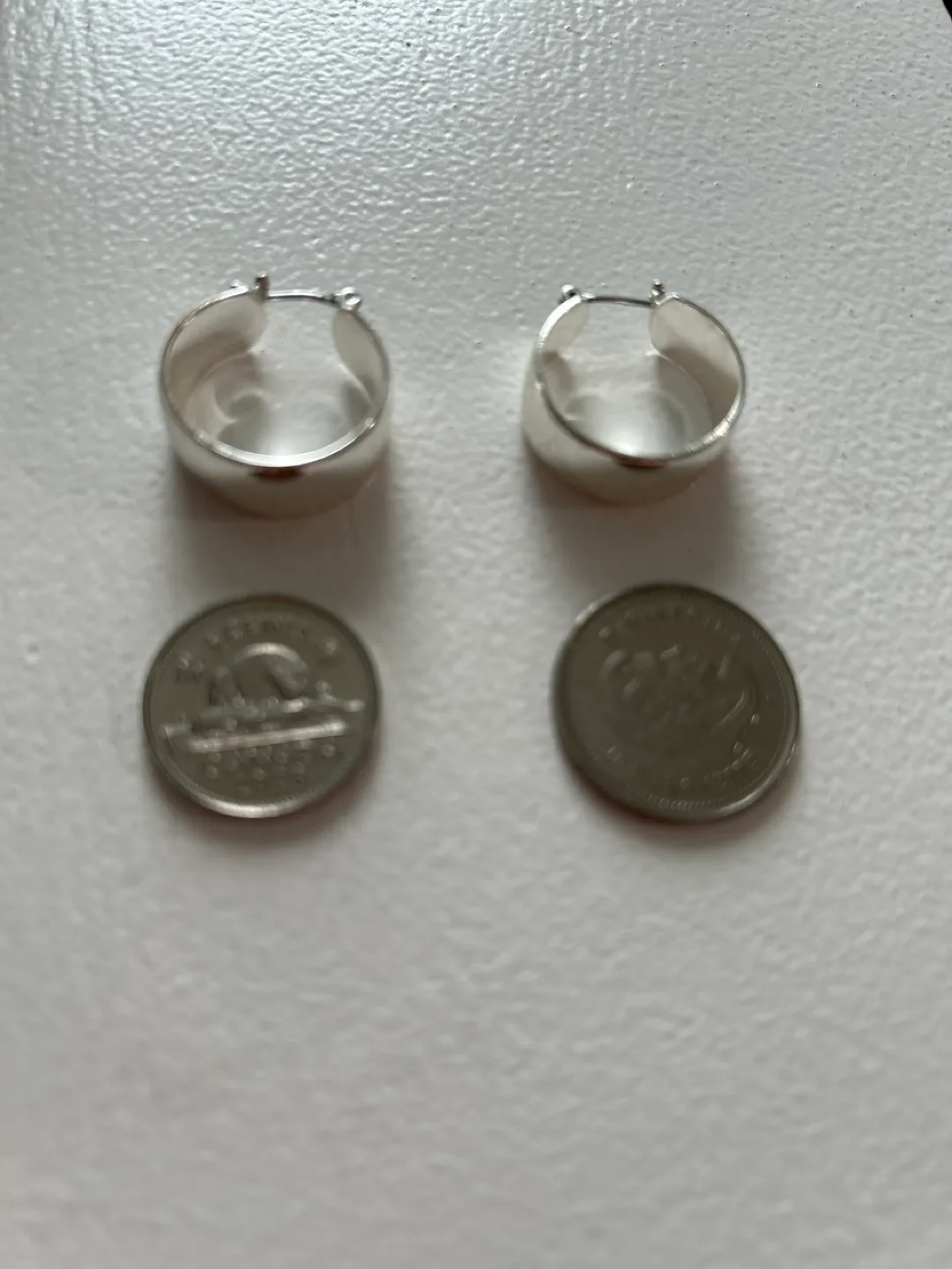 Silver Hoop Earrings image indicator(3)