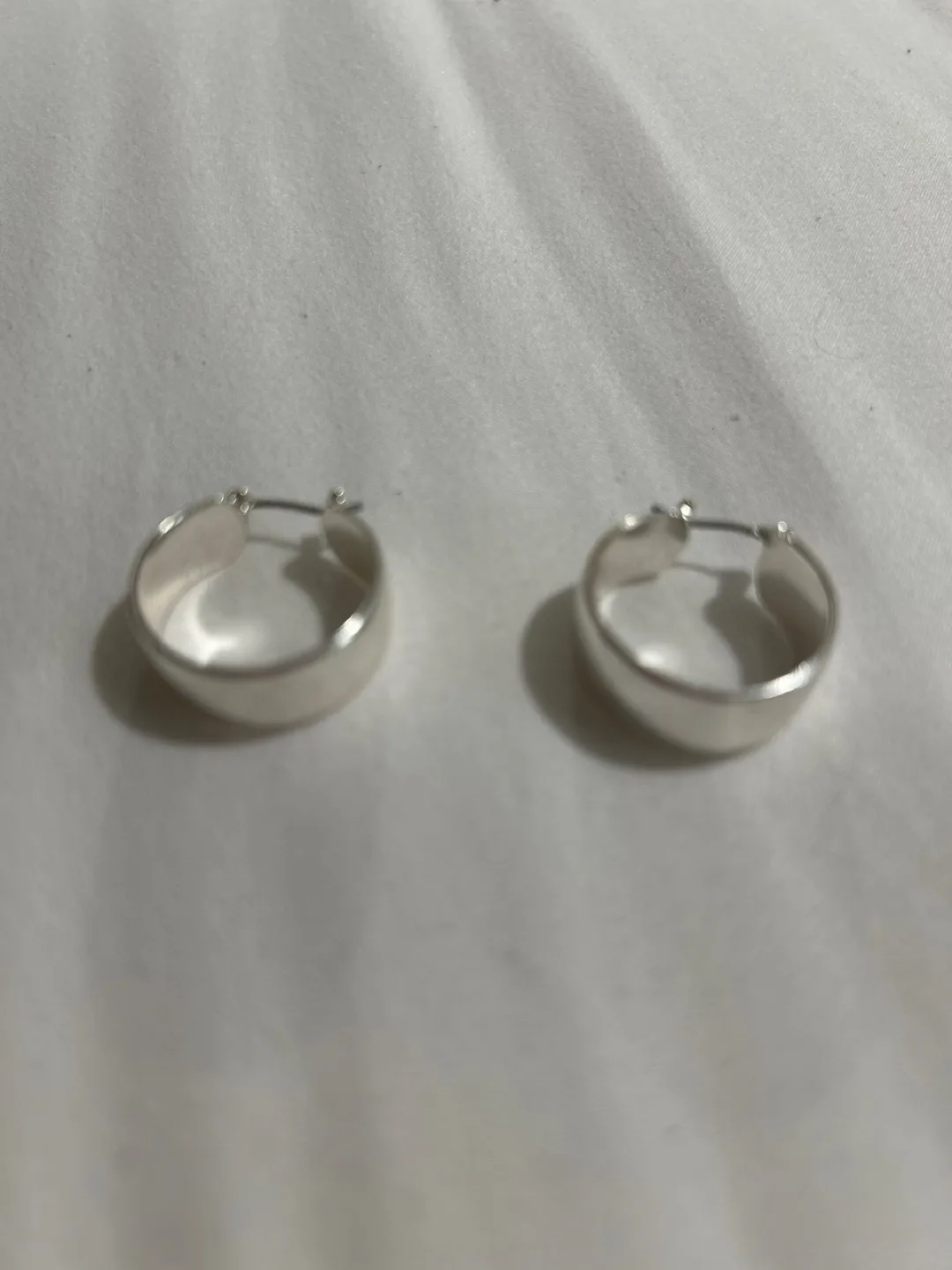 Silver Hoop Earrings image indicator(4)