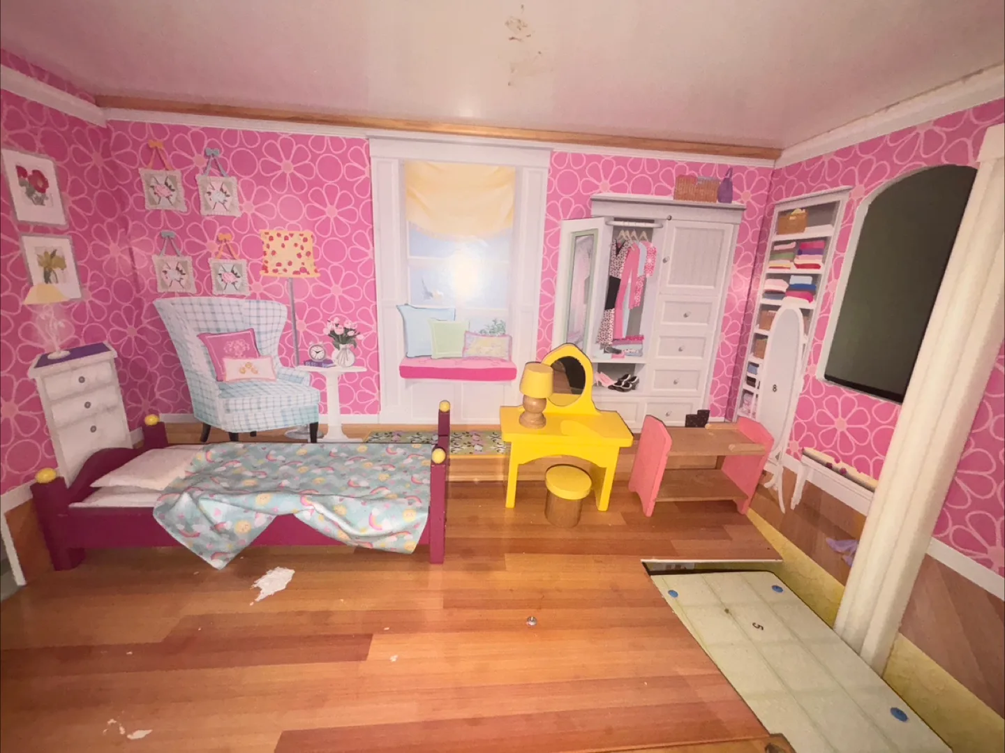 Dollhouse with Furniture included image indicator(3)