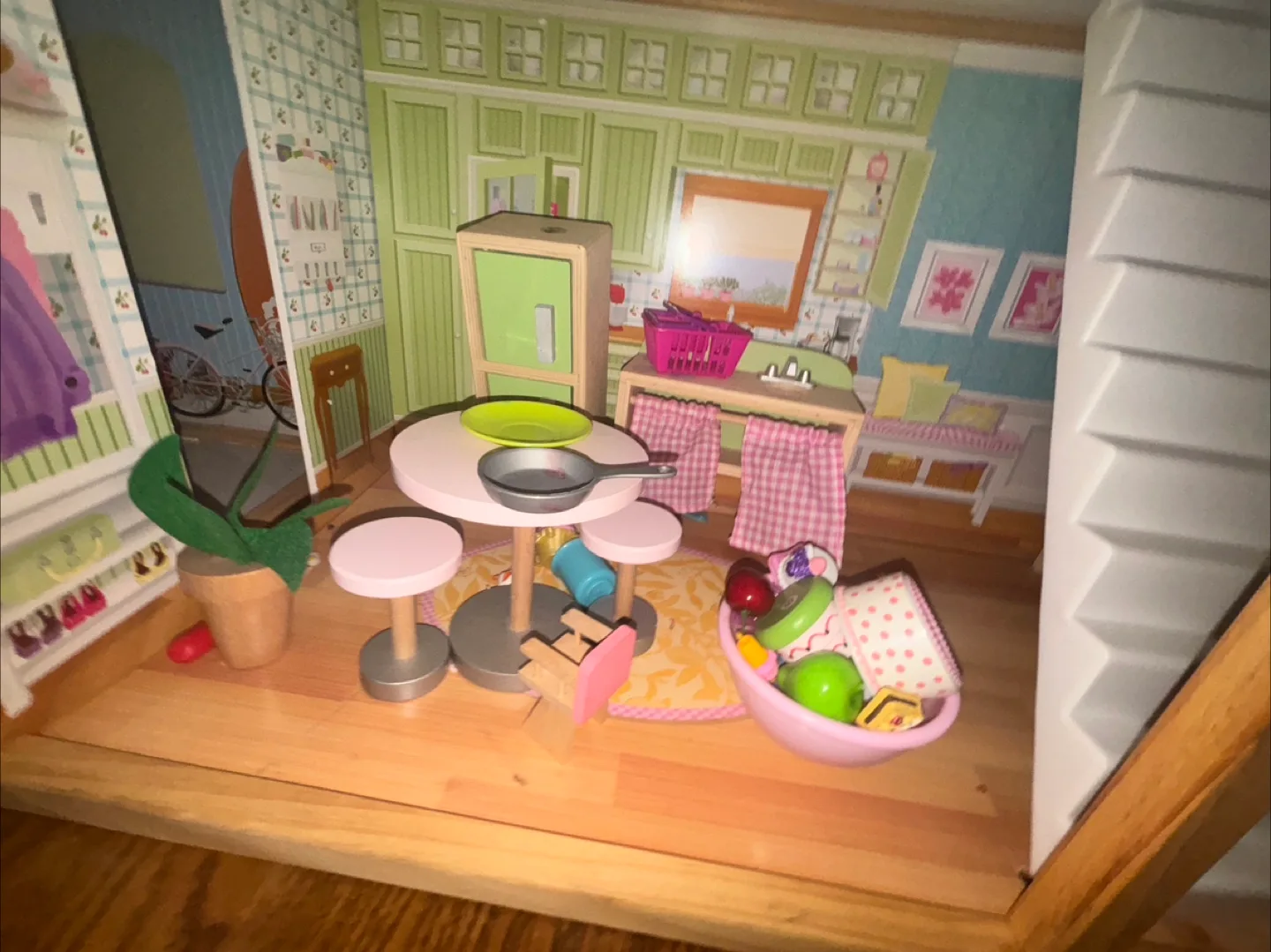 Dollhouse with Furniture included image indicator(9)