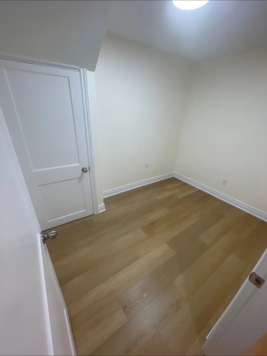 $1,300 Bachelorette Apartment image indicator(7)