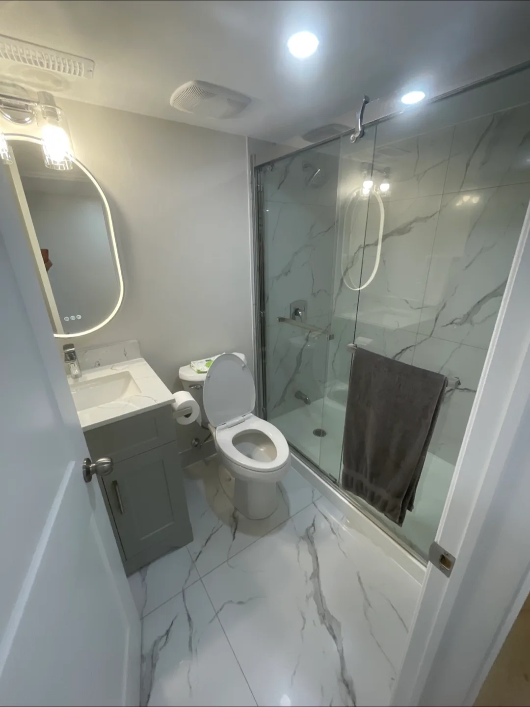 $1,300 Bachelorette Apartment image indicator(6)