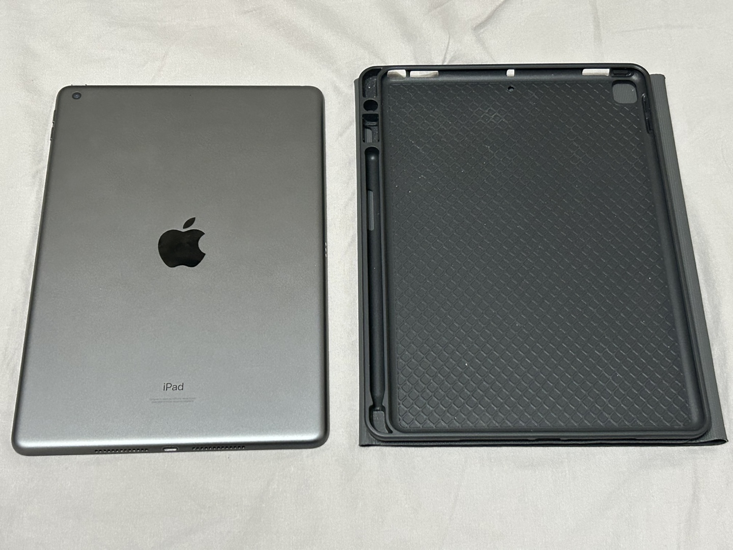 Apple iPad (9th generation) + Case