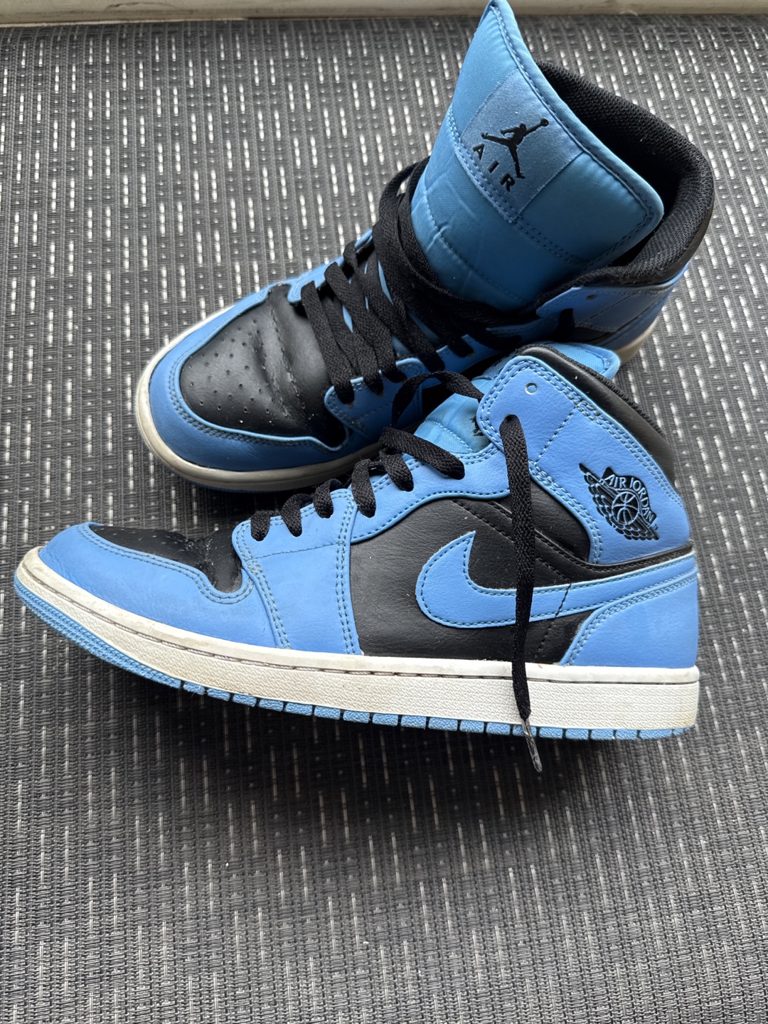 Nike Air Jordan 1 High University Blue - Size 8.5 - photo 3