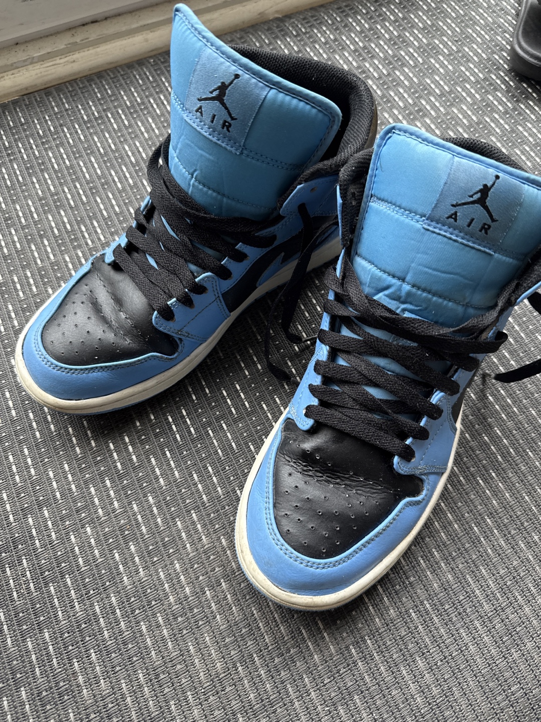 Nike Air Jordan 1 High University Blue - Size 8.5 - photo 2