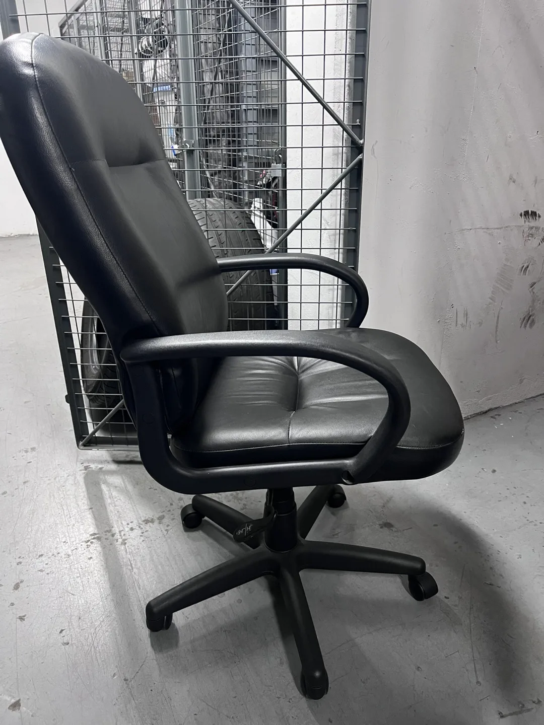 Black Office Chair image indicator(2)