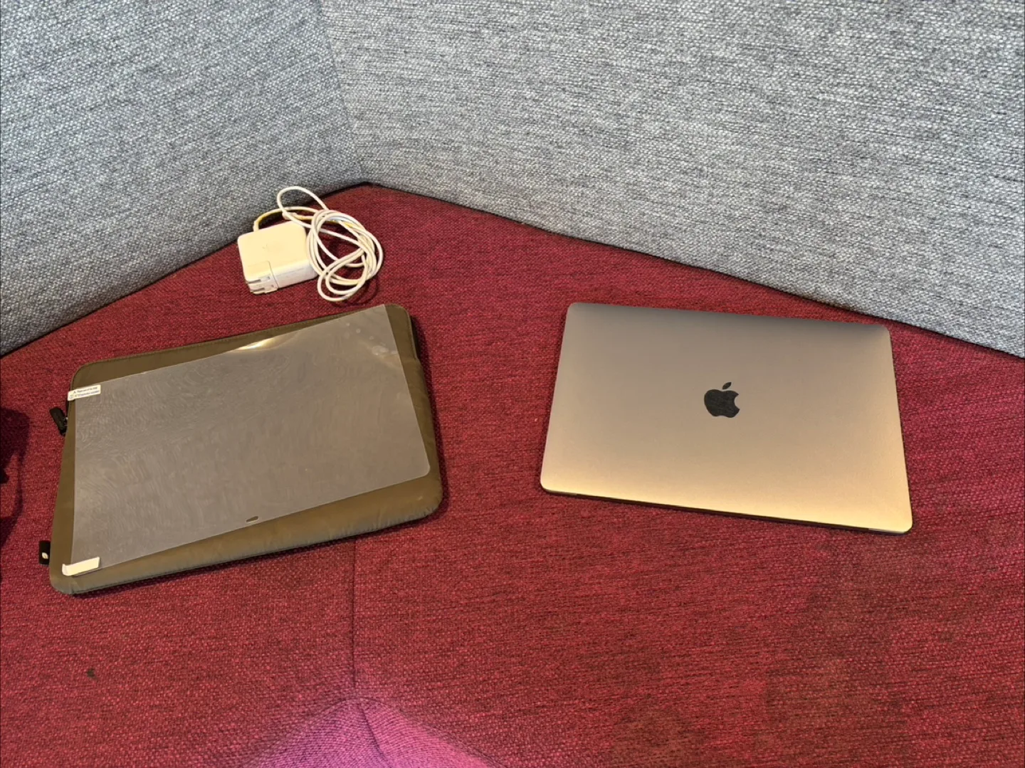 MacBook Pro 2019 in good condition image indicator(4)