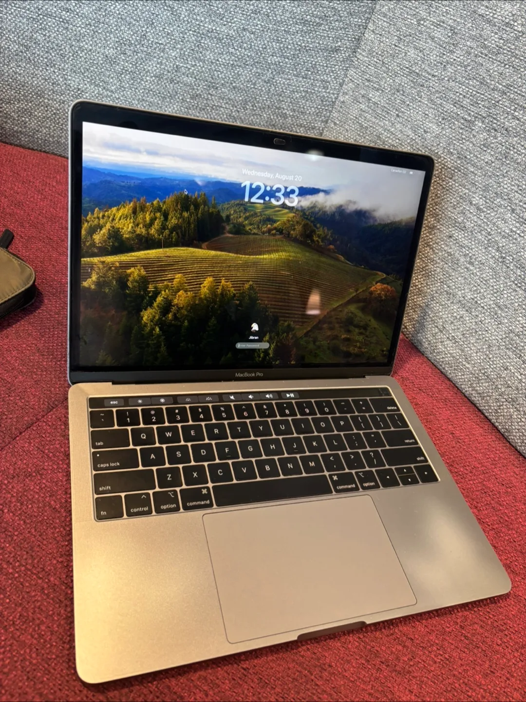 MacBook Pro 2019 in good condition image indicator(2)