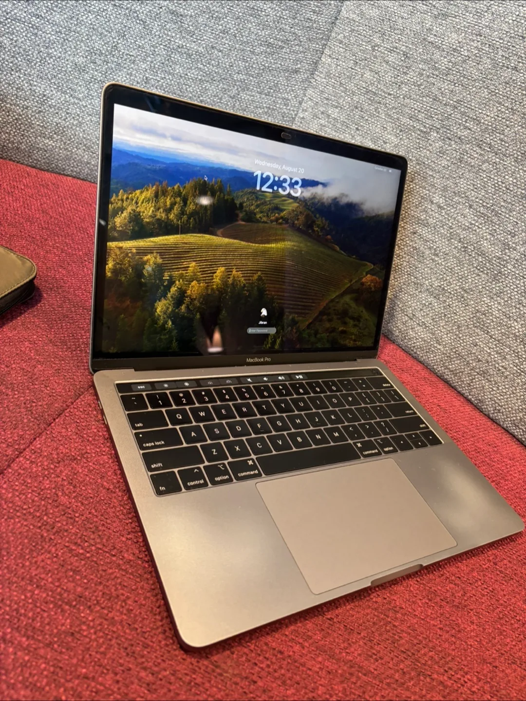 MacBook Pro 2019 in good condition image indicator(3)