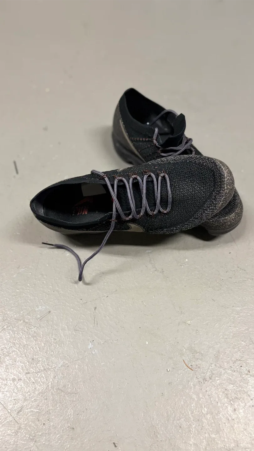 Nike Air VaporMax Flyknit 2 - Size 9 image indicator(7)