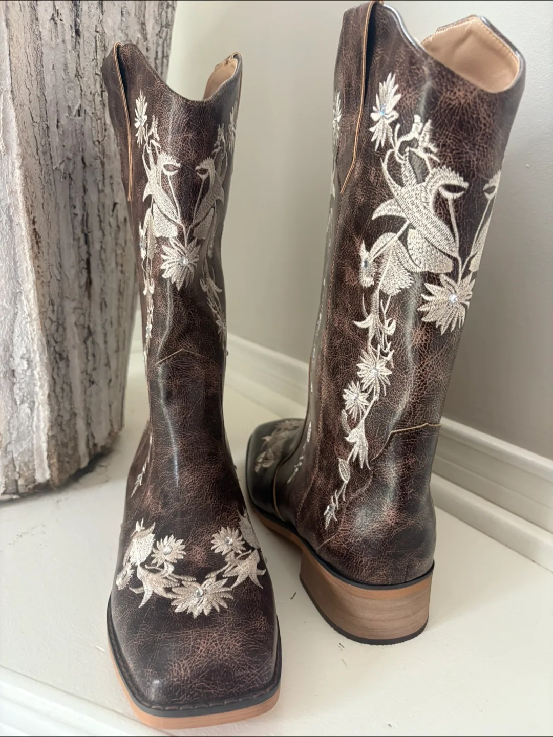 Brown Floral Embroidered Cowboy Boots - Size 8 image indicator(9)