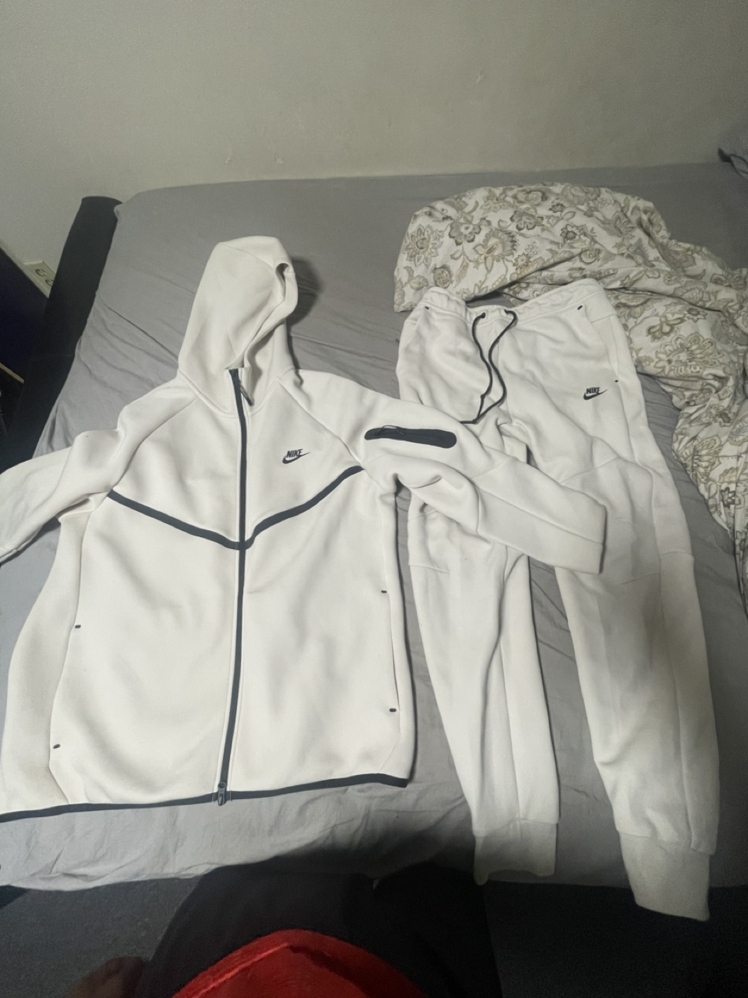 Nike Tech Fleece White Tracksuit - Size M/XL