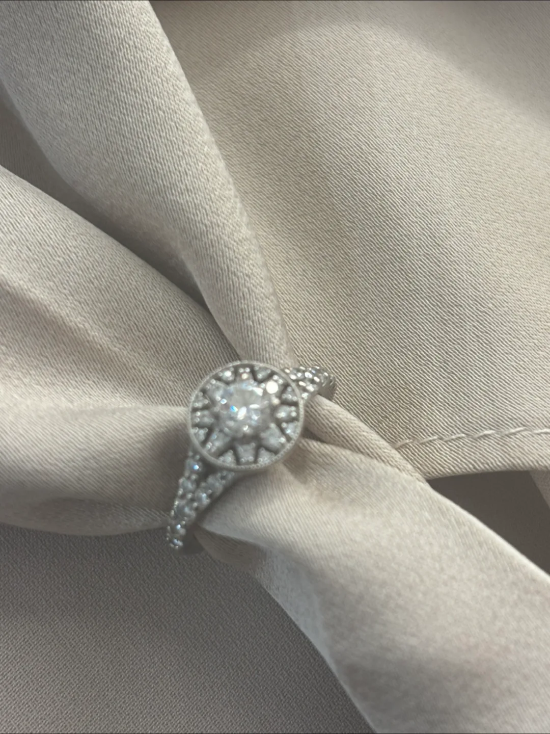 Maple Leaf Diamonds 18K Gold Diamond Ring image indicator(5)