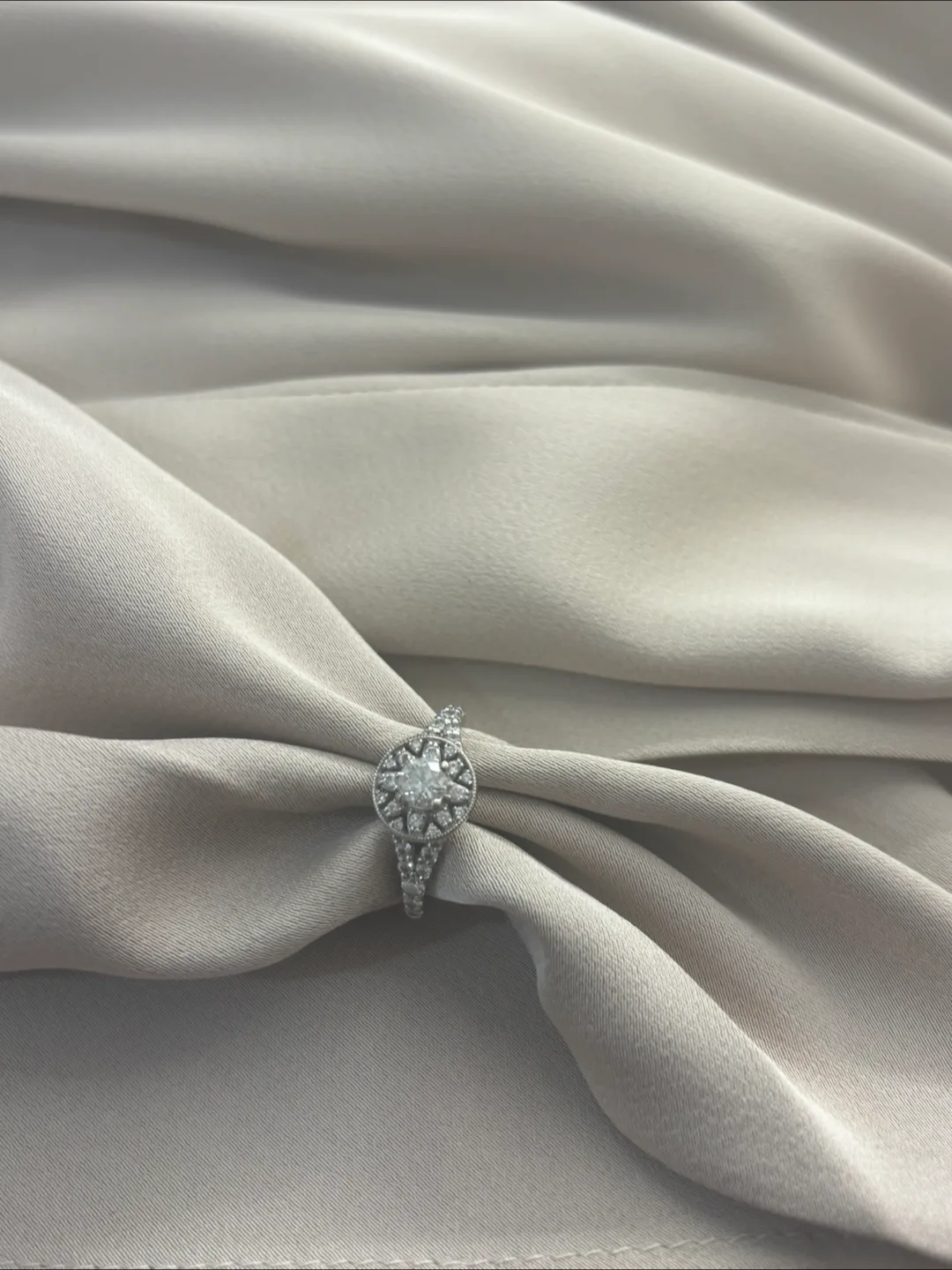 Maple Leaf Diamonds 18K Gold Diamond Ring image indicator(6)