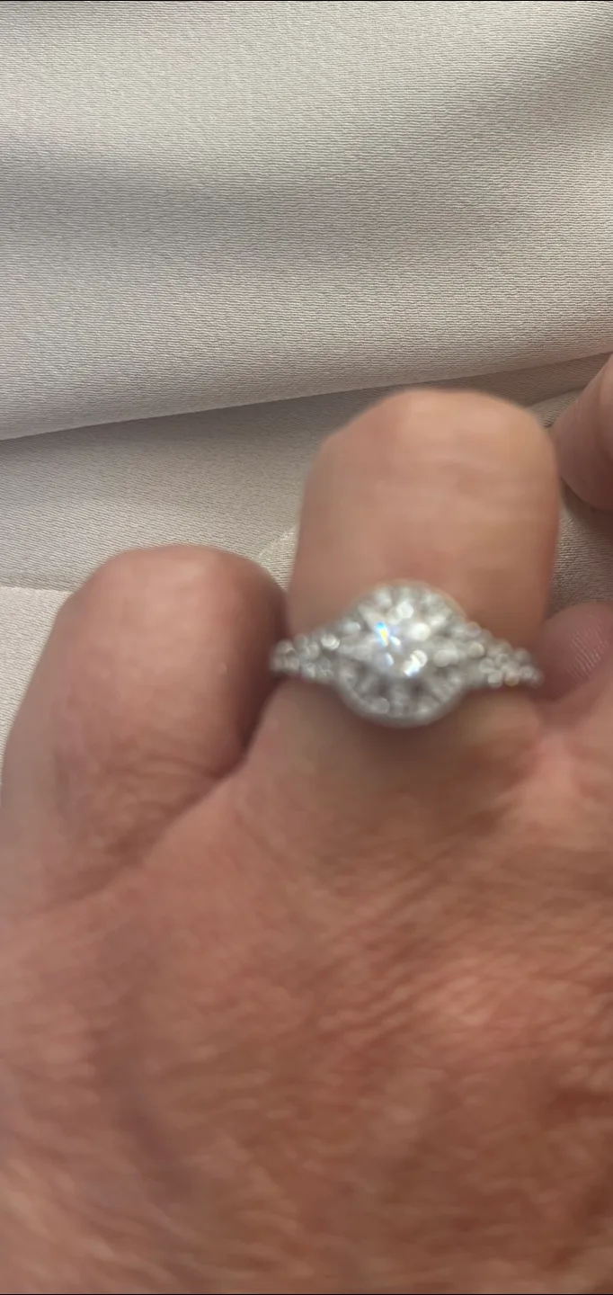 Maple Leaf Diamonds 18K Gold Diamond Ring image indicator(3)