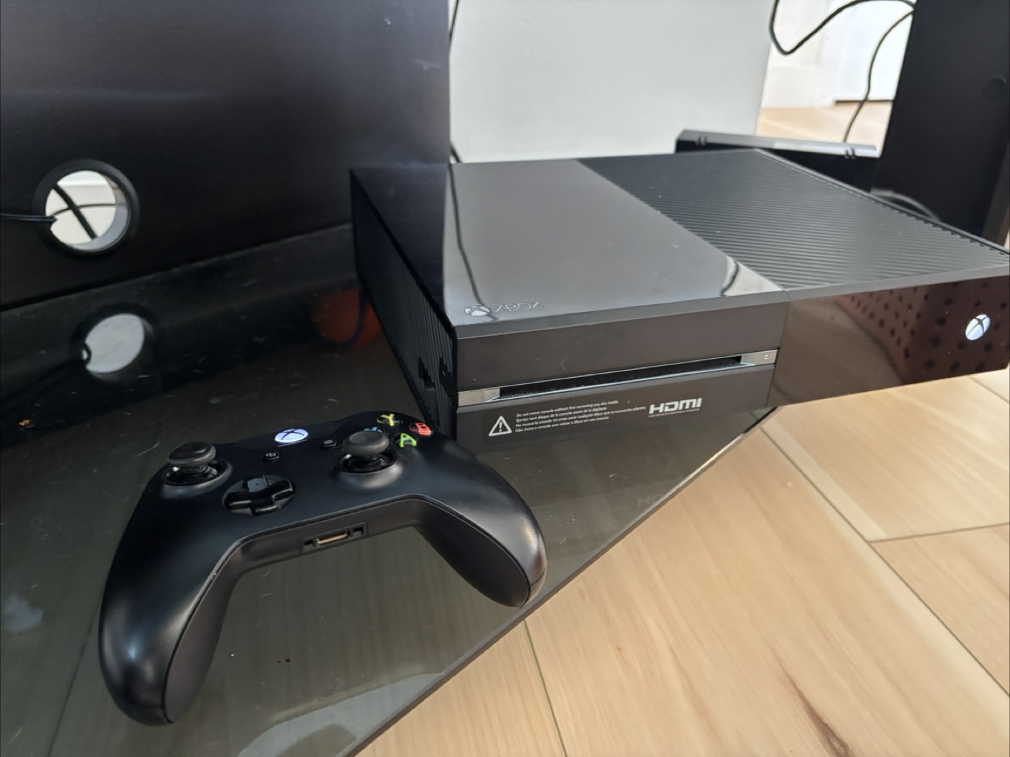 Xbox One Console with Kinect and 2 Controllers - photo 2