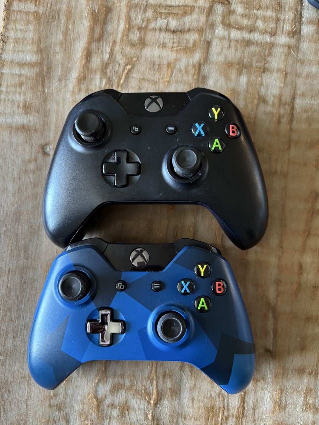 Xbox One Console with Kinect and 2 Controllers - photo 5