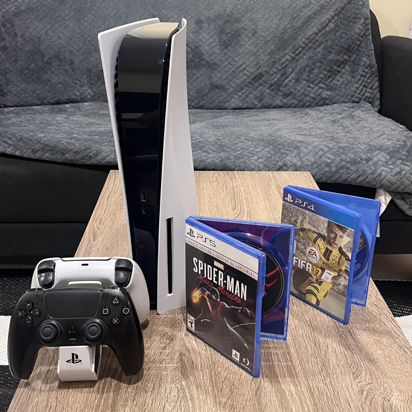 PS5 Dics + 2 controllers + Spider-man Miles Morales + Fifa 17