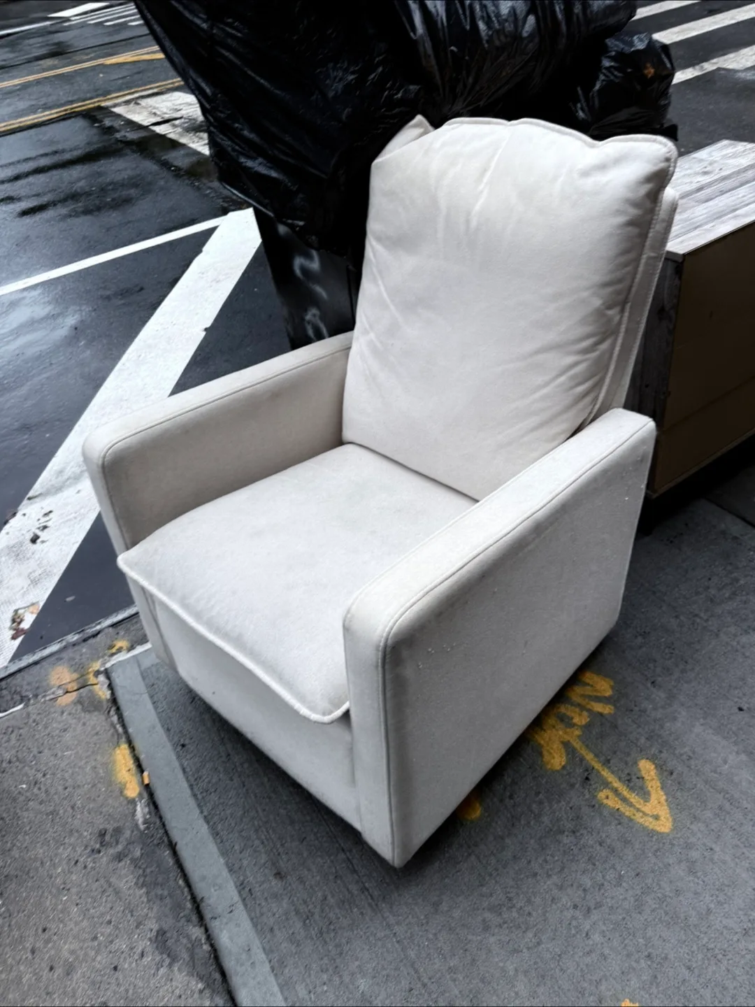 Free Beige Armchair thumbnail