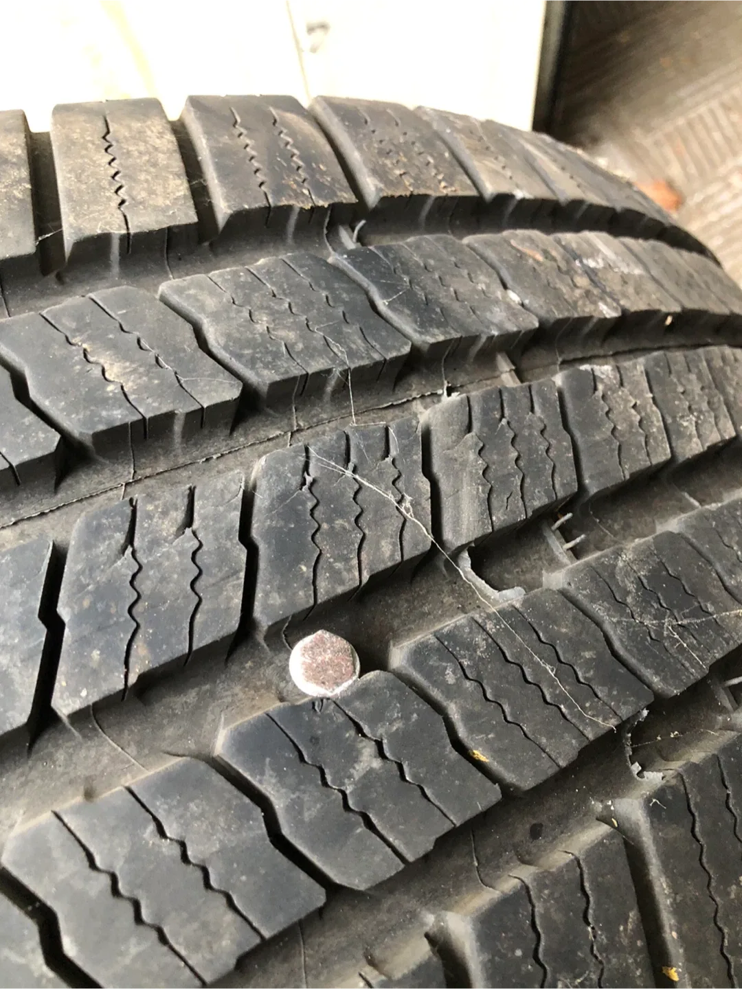 Michelin Defender LTX M/S Tire 255/70R16 image indicator(4)