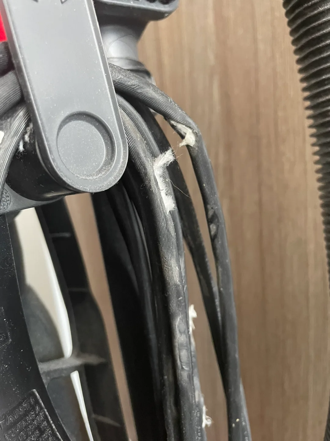 Dirt Devil Featherlite Vacuum - Red & Black image indicator(3)