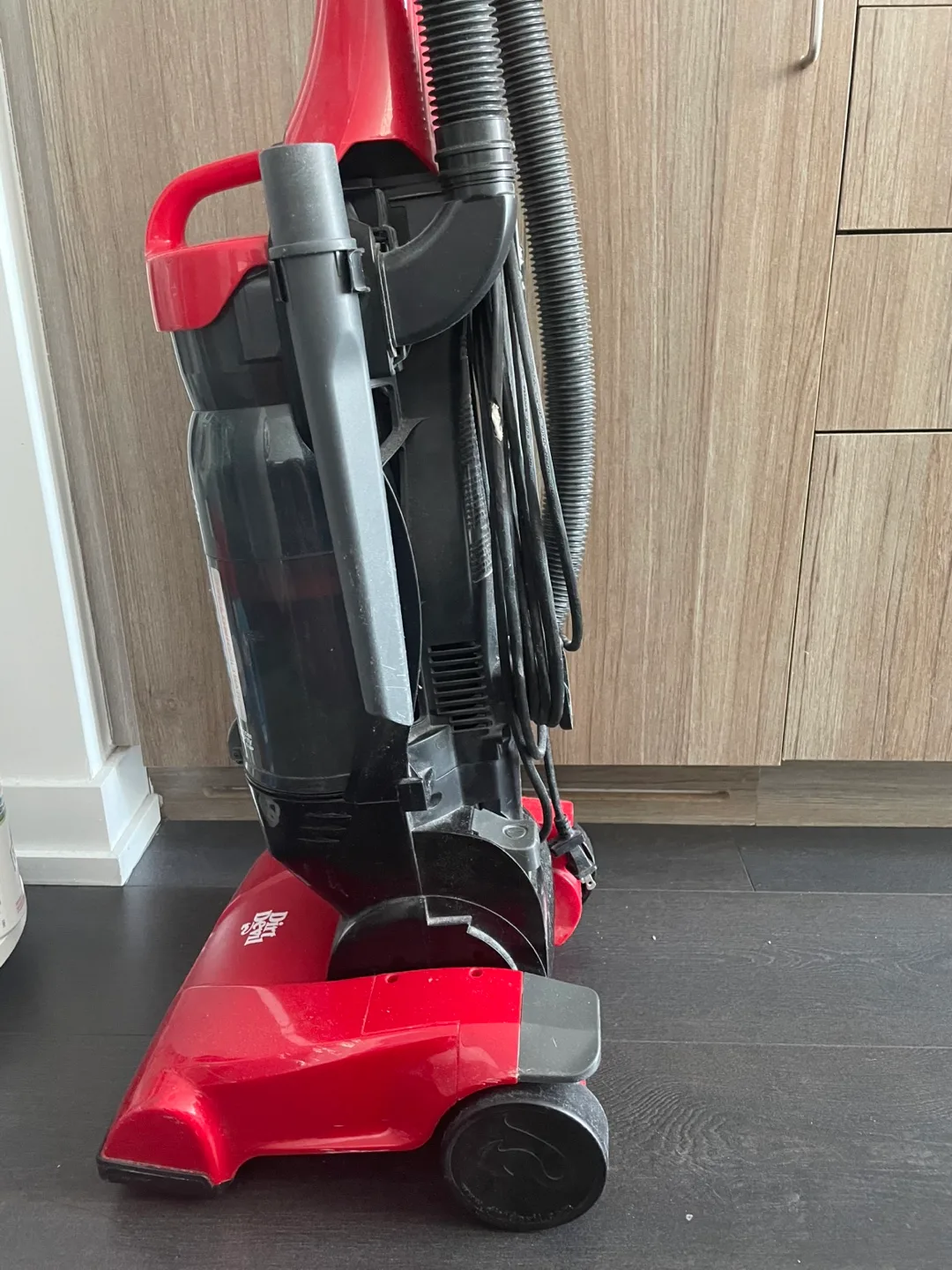 Dirt Devil Featherlite Vacuum - Red & Black image indicator(2)