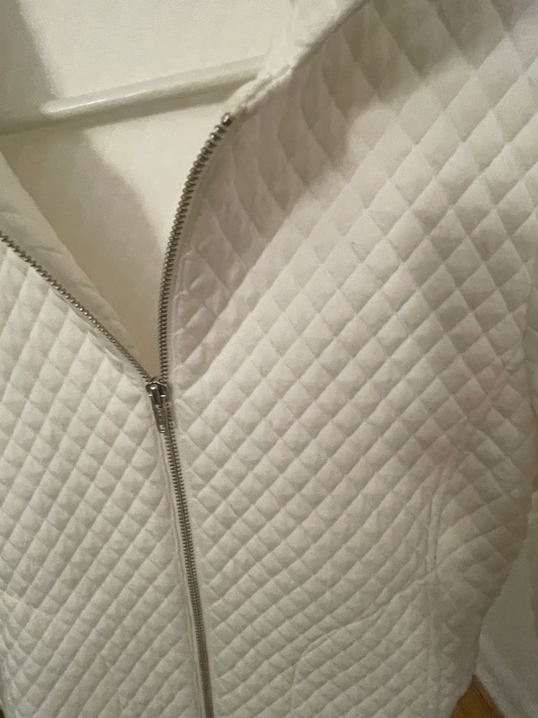 Veeko White Quilted Jacket image indicator(5)
