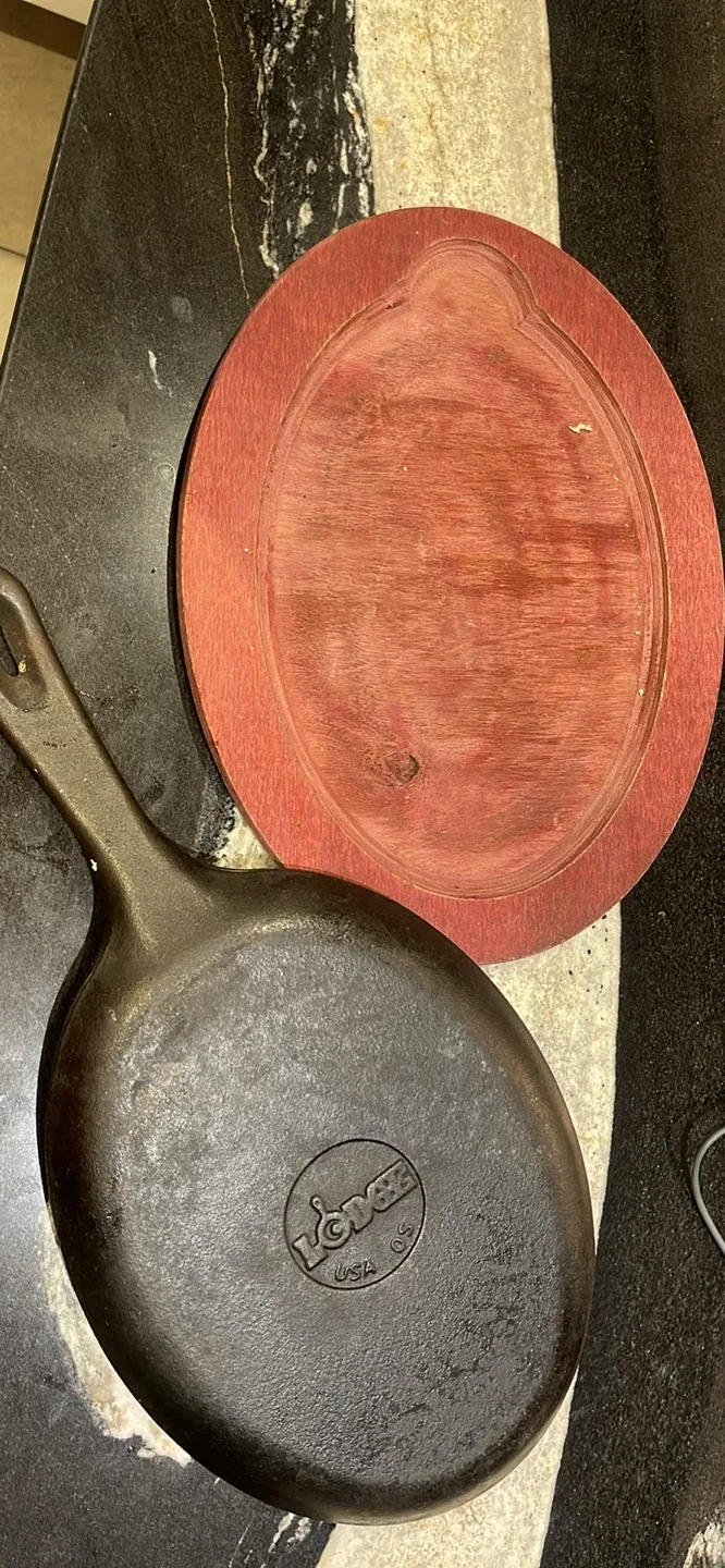 Lodge Cast Iron Skillet with Wood Underplate image indicator(2)