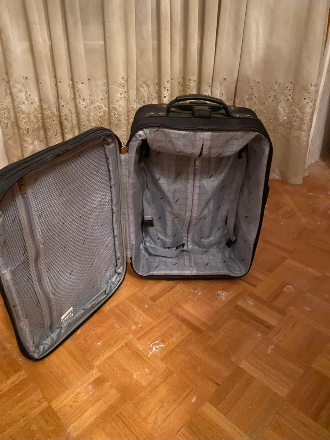 VIA Rail Black Carry-On Luggage image indicator(2)