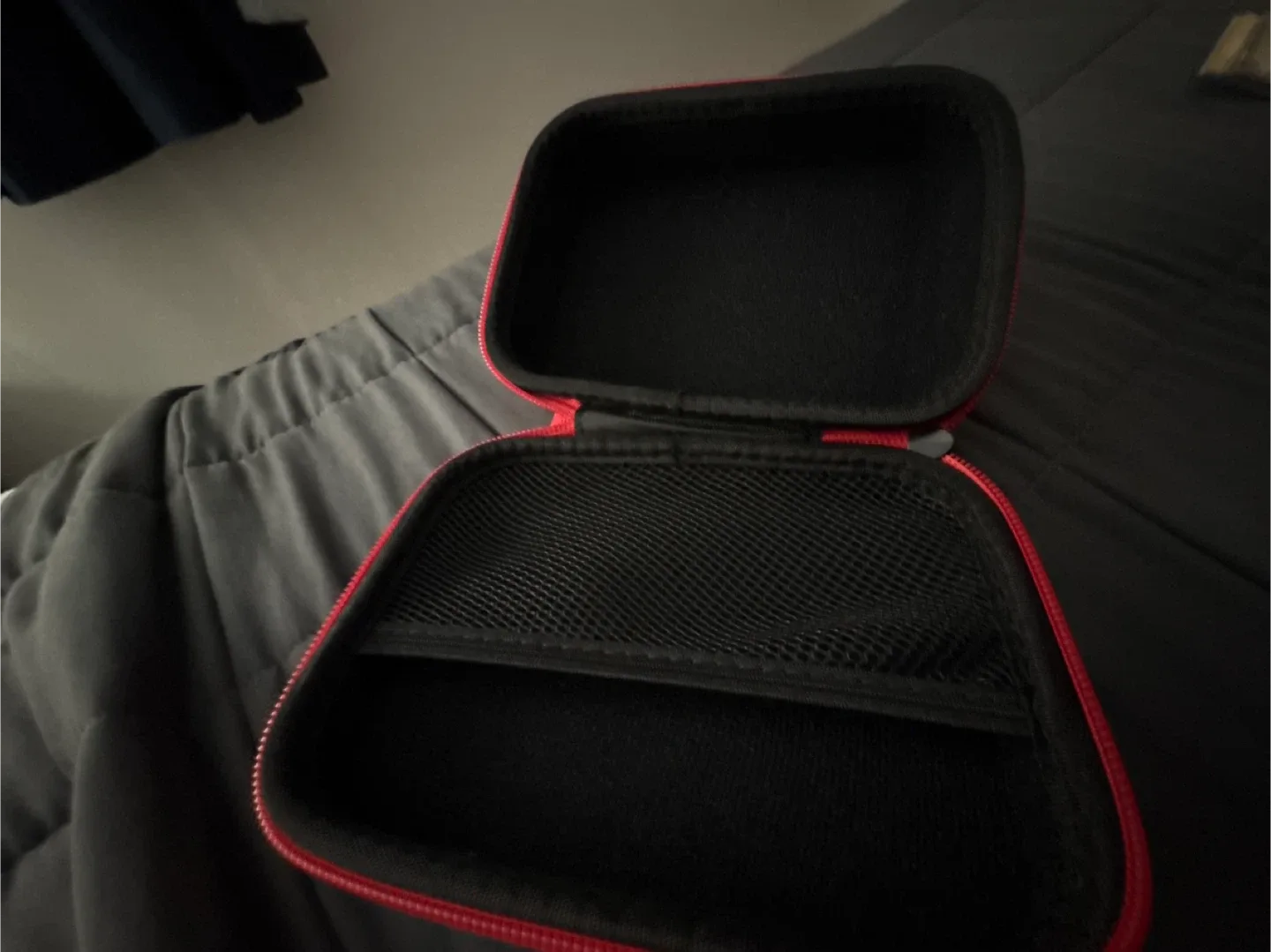 Pokémon card holding case. image indicator(3)