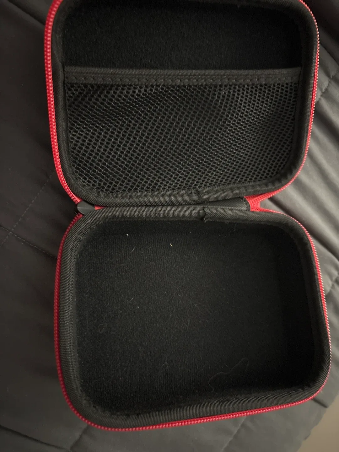 Pokémon card holding case. image indicator(2)