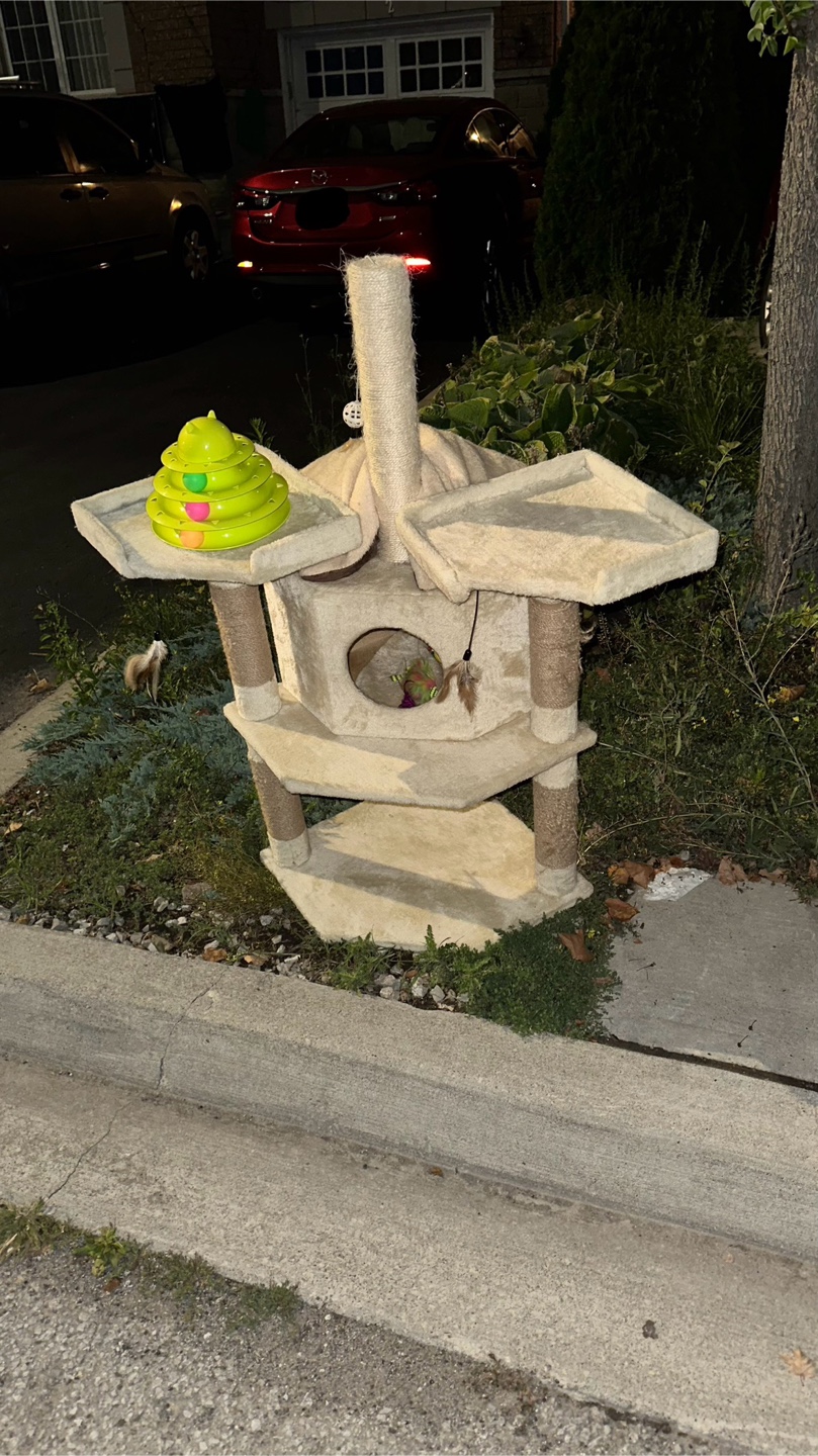 Cat tree scratching post + cat toys