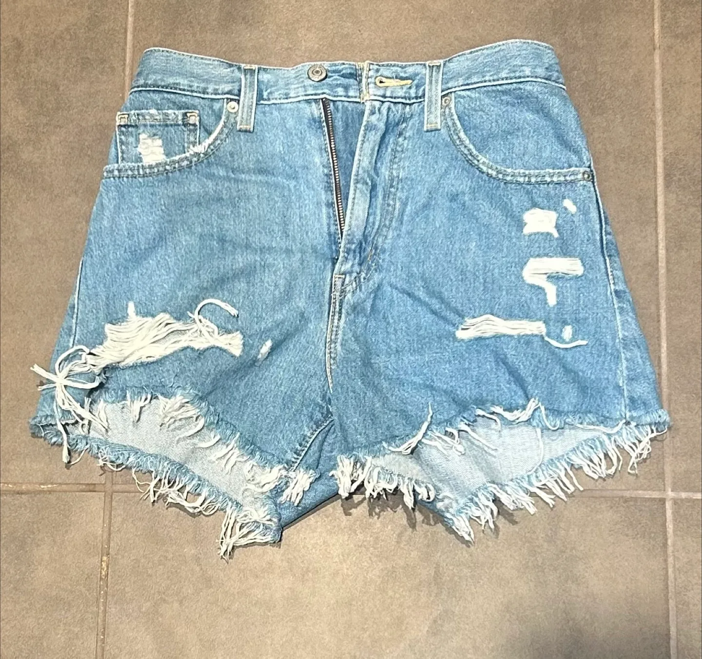 Levi's High Waisted Mom Shorts - Size 27 thumbnail