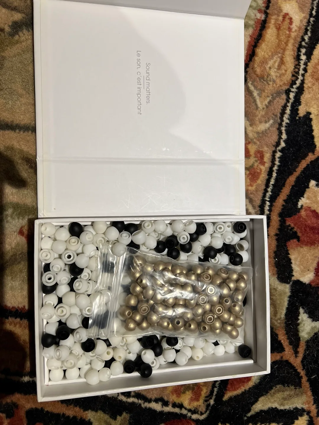 Losei Earbuds with Extra Eartips - Like New! image indicator(3)