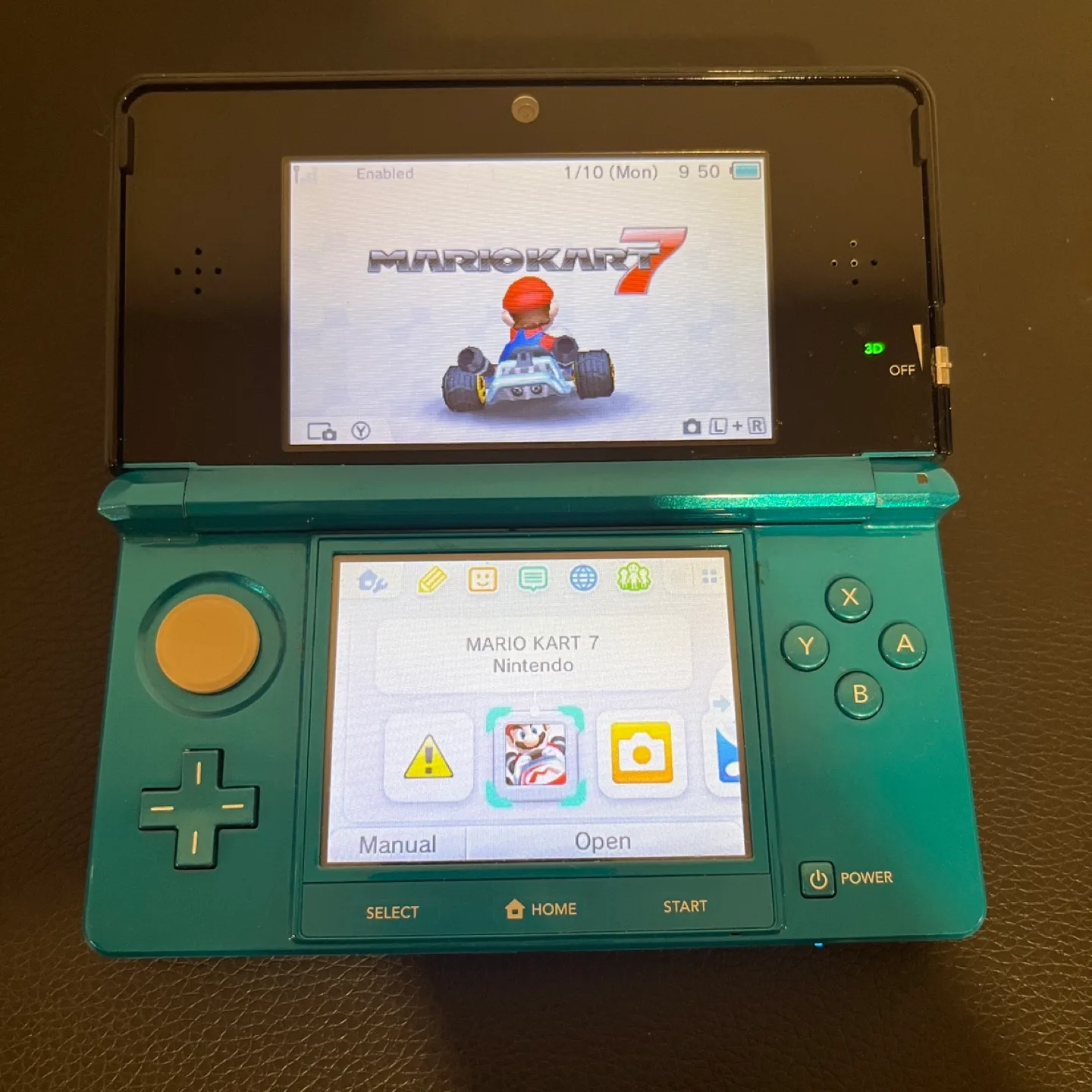 Nintendo 3DS with Mario Kart 7 image indicator(3)