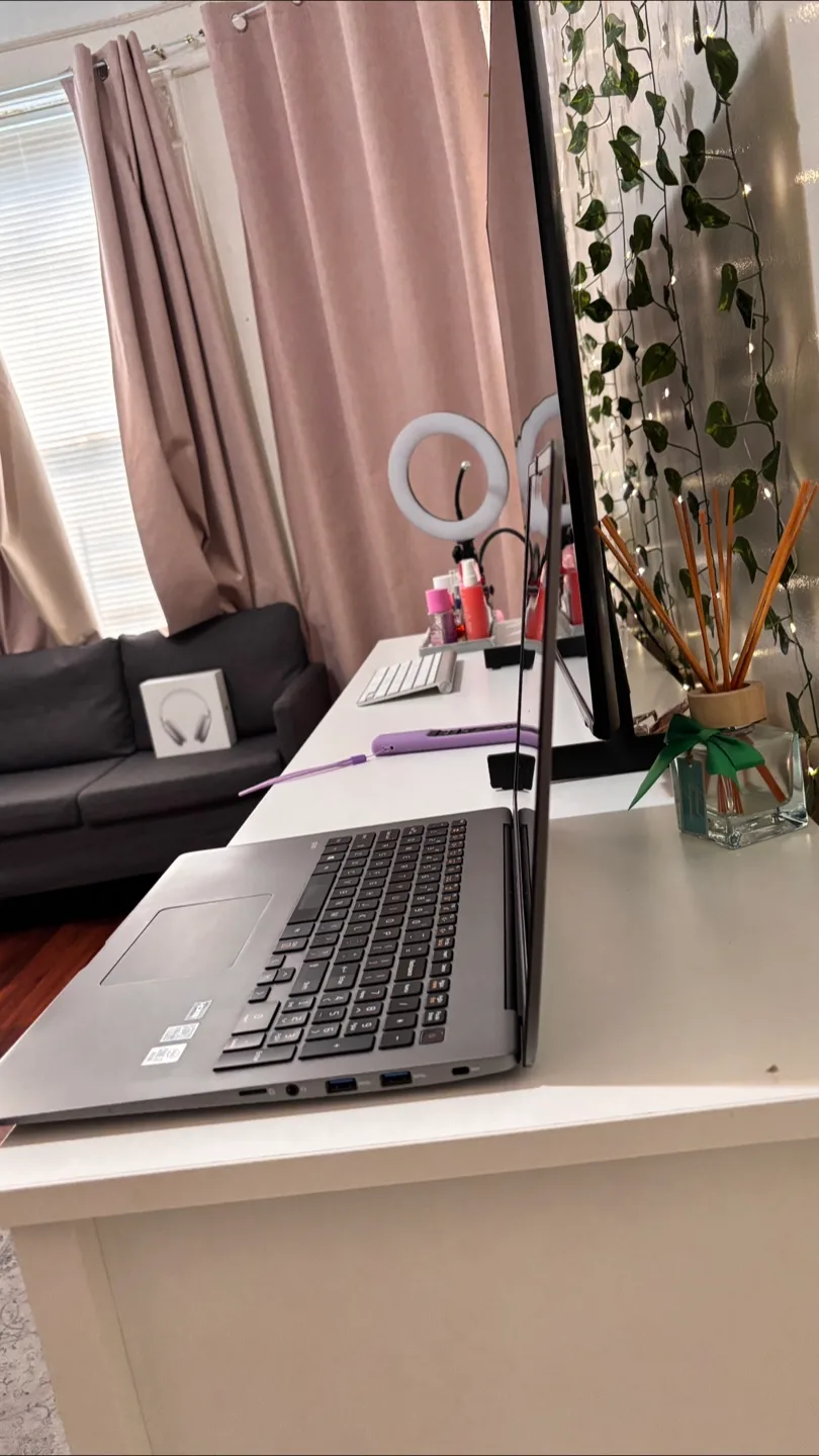 LG Gram Laptop 17”- Super light, slim and fast. image indicator(2)