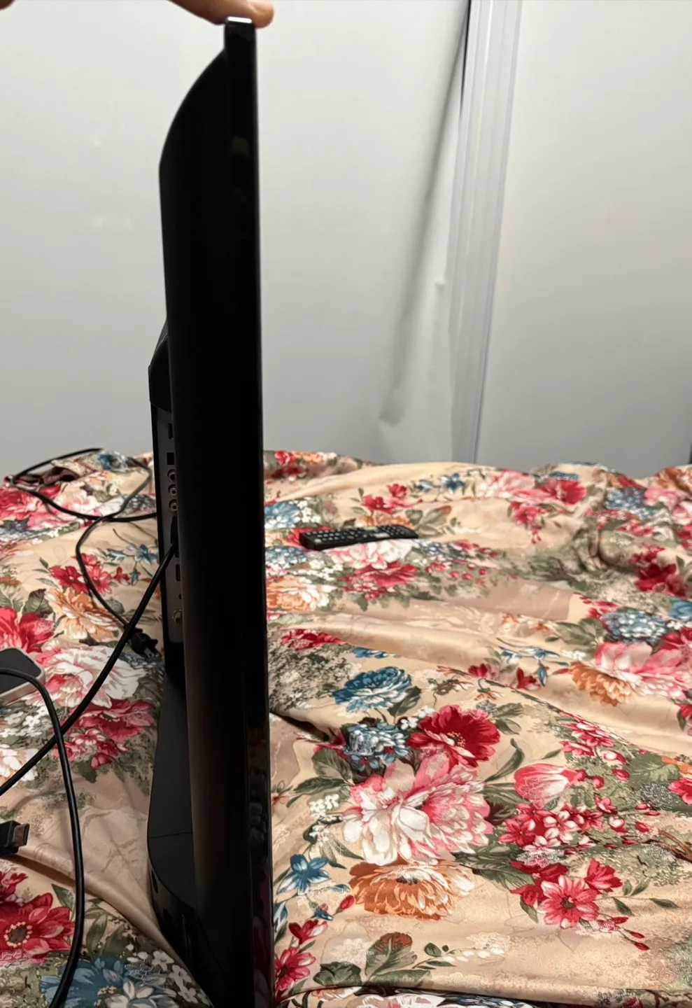 Insignia 43" LED TV - Like New - missing stand image indicator(4)