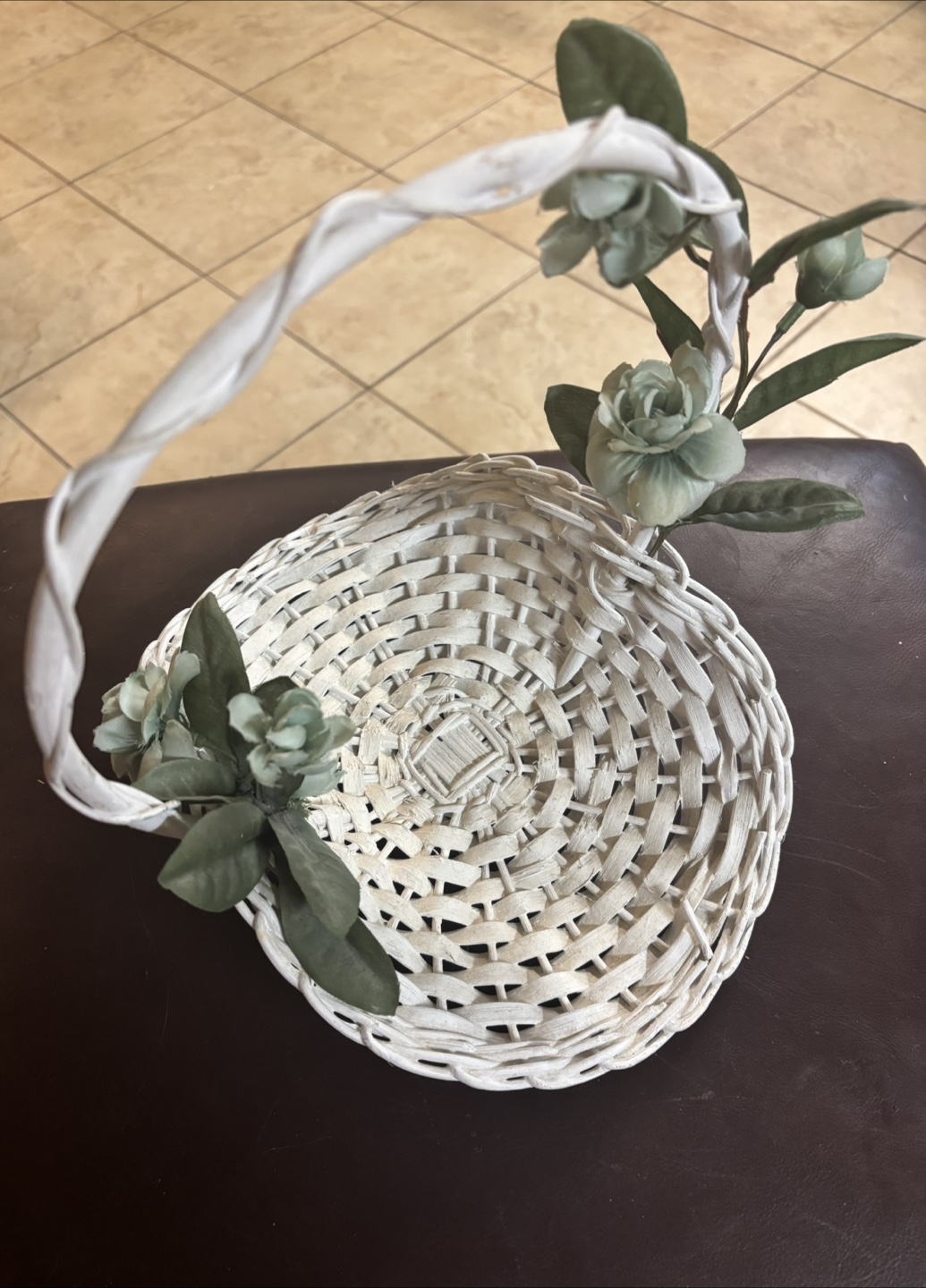 VINTAGE WHITE WOVEN BASKET WITH GREEN FLORAL ACCENTS - photo 4