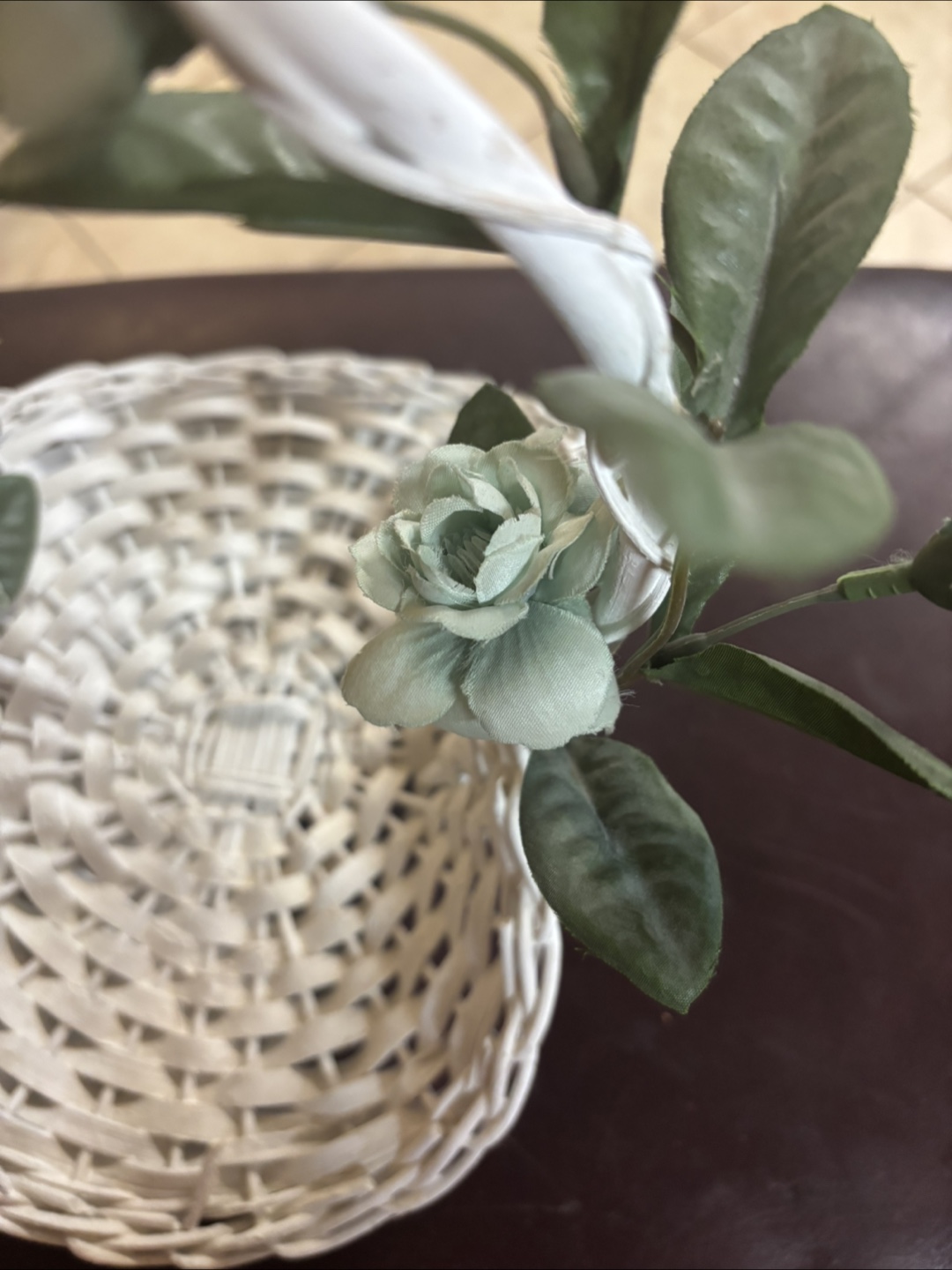 VINTAGE WHITE WOVEN BASKET WITH GREEN FLORAL ACCENTS - photo 3