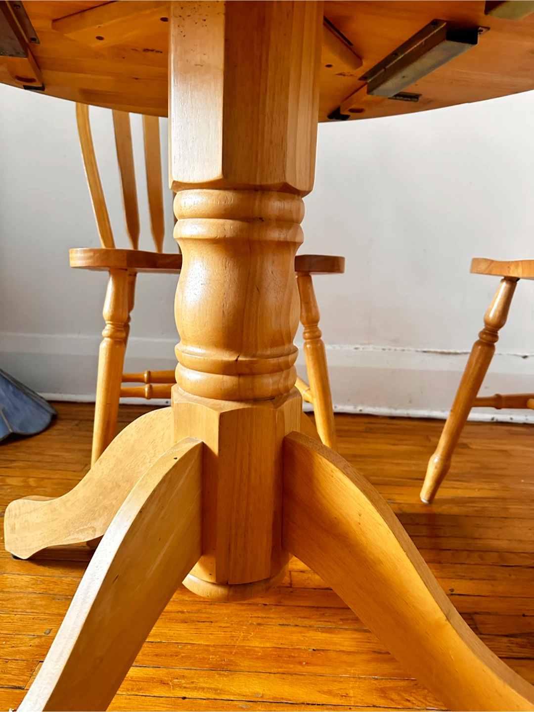 Round Wooden Dining Table and 2 chairs - photo 3
