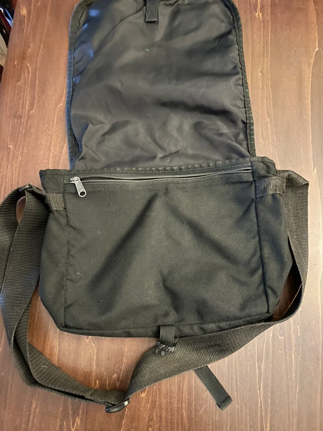 Manhattan Portage Black Messenger Bag image indicator(2)