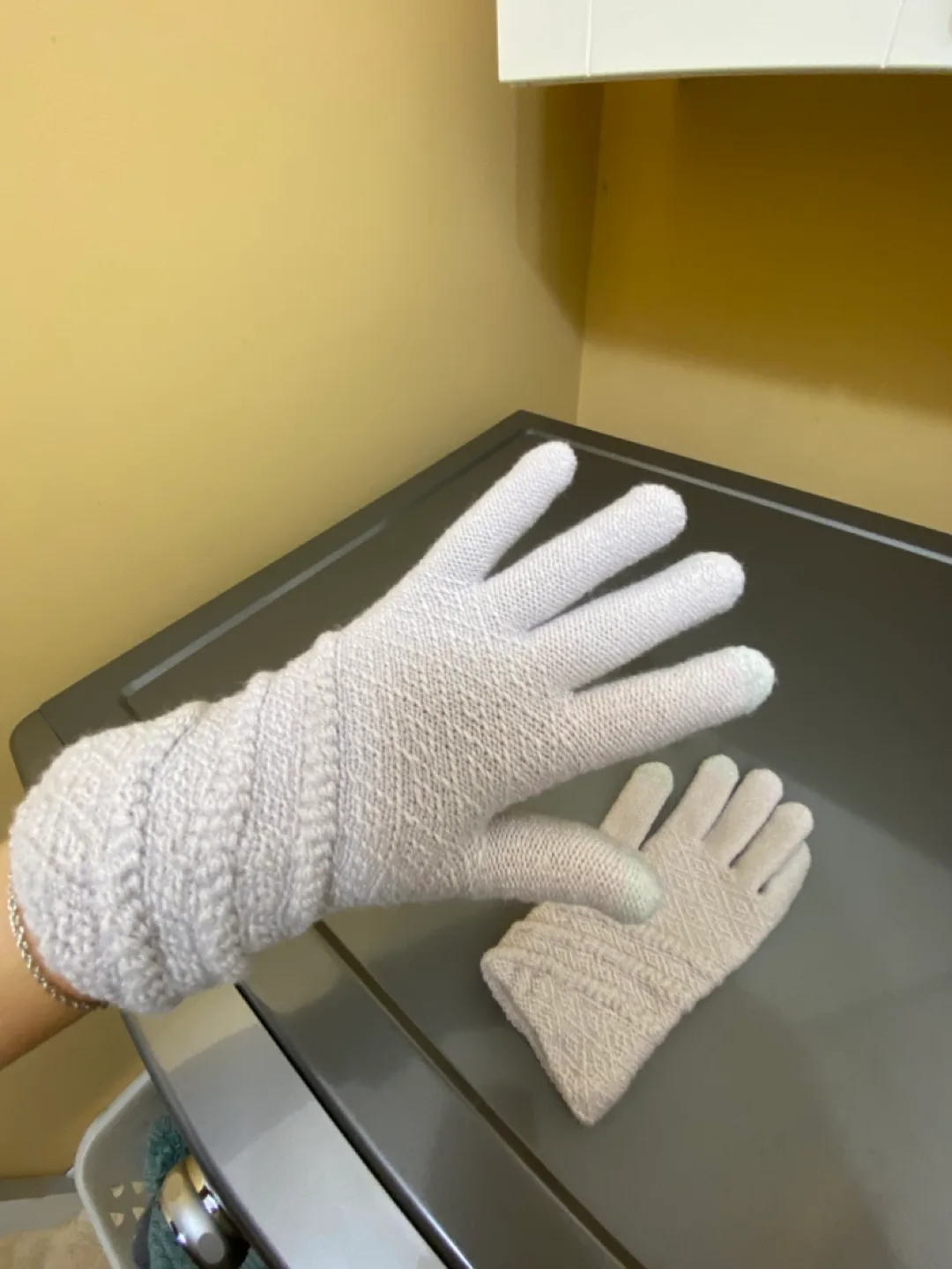 Light Pink Touchscreen Gloves image indicator(3)