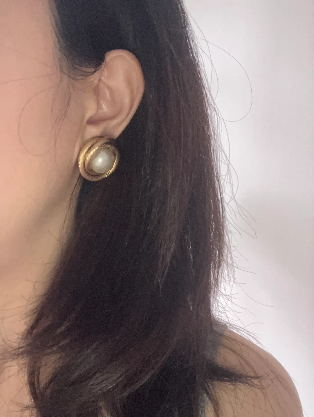 Vintage Gold Tone Pearl Clip-On Earrings image indicator(3)